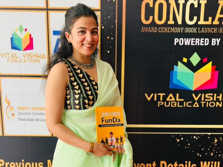 Dr. Jyoti at a publication conclave holding her book Zero Stress FunDa